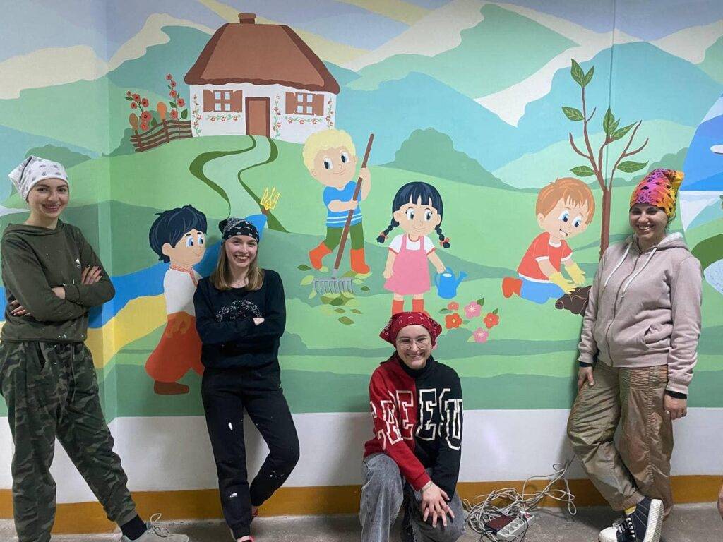 Прикарпатські студенти-художники розмалювали стіни центру дошкільної освіти. ФОТО