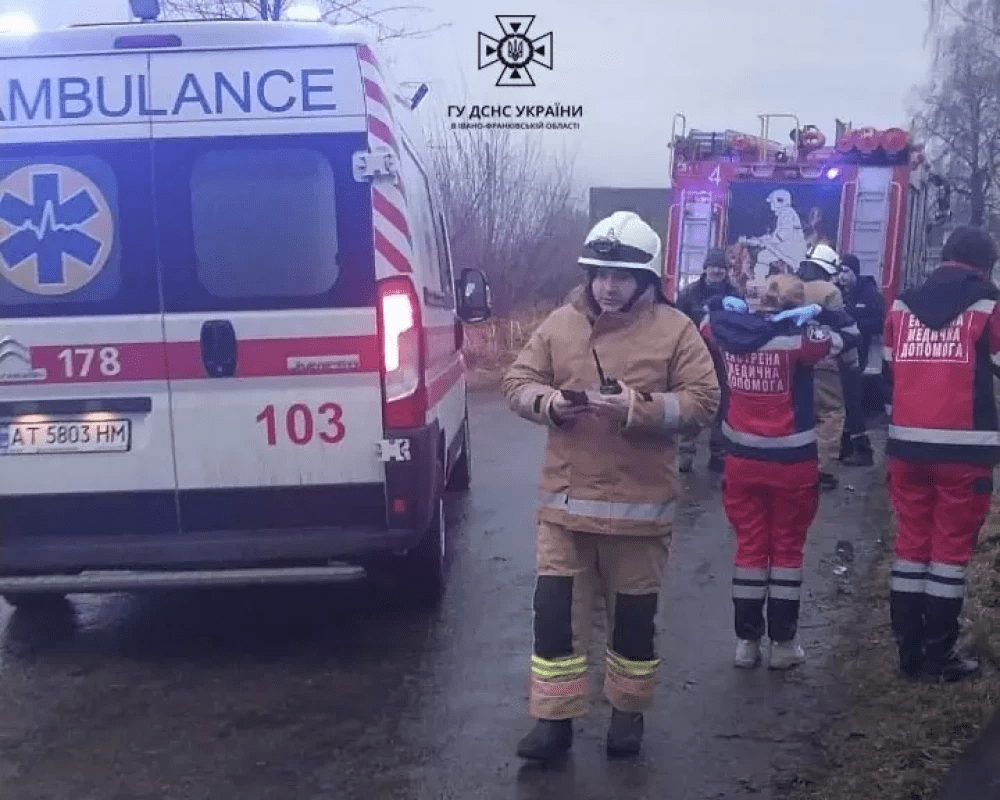 Смертельна ДТП на Прикарпатті: рятувальникам довелося вирізати тіло водія з понівеченого авто