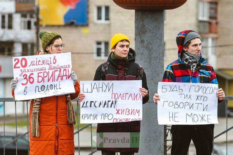 У Івано-Франківську відбулася мирна акція на підтримку військовополонених ФОТОРЕПОРТАЖ