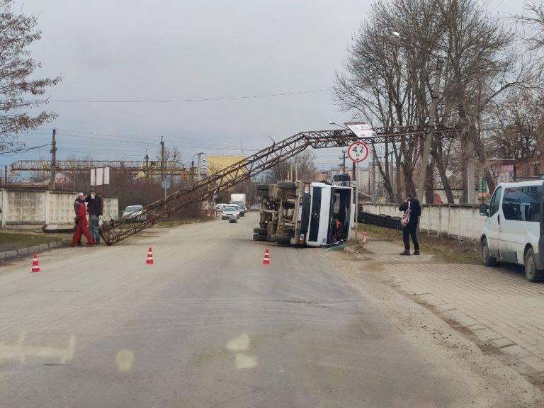 Карколомна ДТП у Франківську: автокран зірвав металеву перешкоду над собою і перекинувся