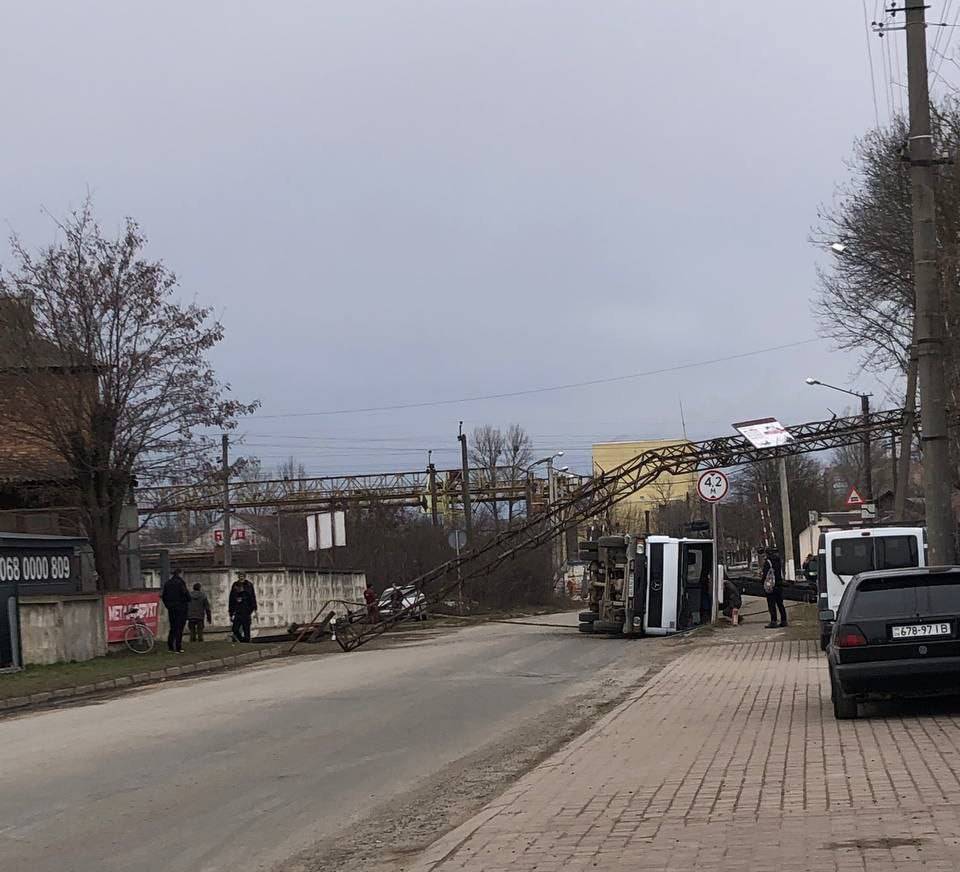 Карколомна ДТП у Франківську: автокран зірвав металеву перешкоду над собою і перекинувся