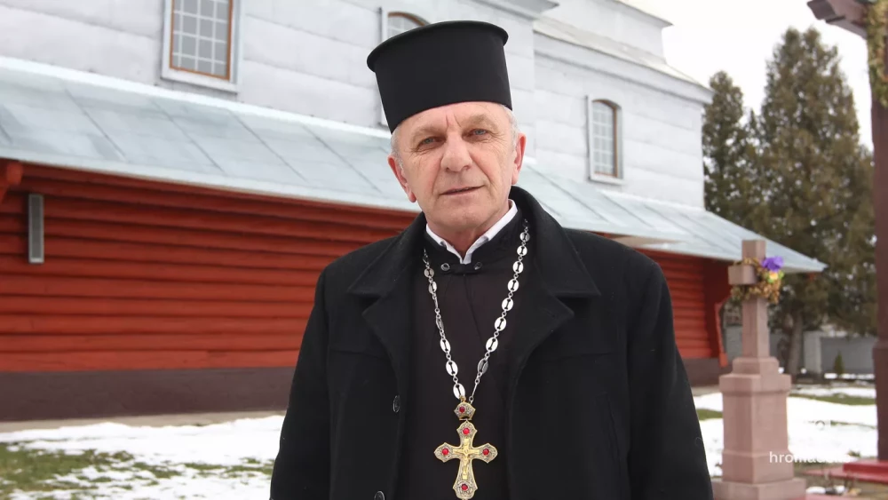 Священник з Городенківщини Іван Теремко на протезах і в церкві править, і на весіллях танцює