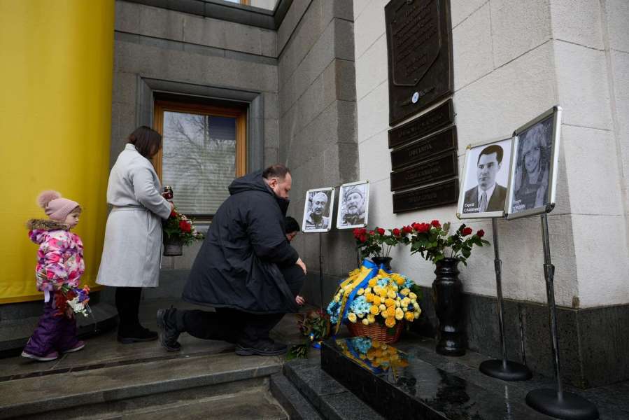 На адмібудівлі ВР встановили меморіальну дошку пам'яті народних депутатів, які загинули під час повномасштабного вторгнення