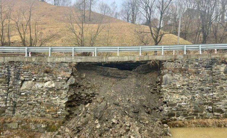 Біля Яблуницького перевалу стався обвал дороги