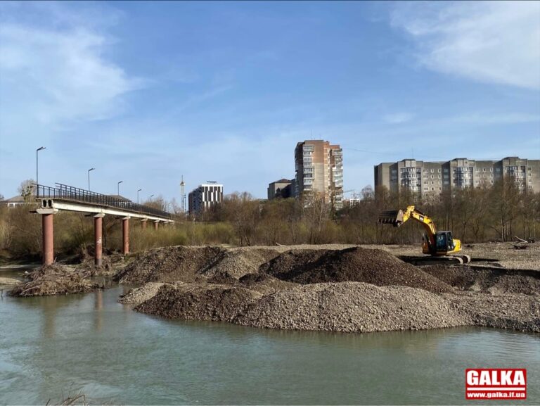 В Івано-Франківську розпочали відновлювати пішохідний міст на "Пасічну"