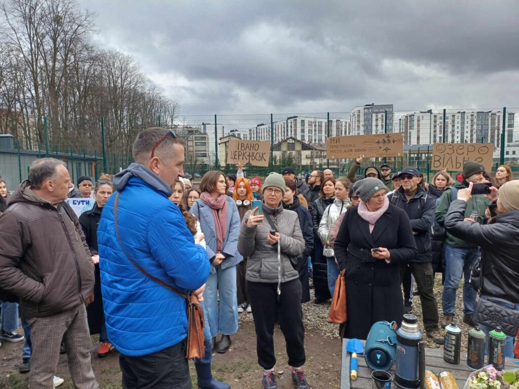 Івано-франківці протестують проти забудови зеленої зони біля міського озера
