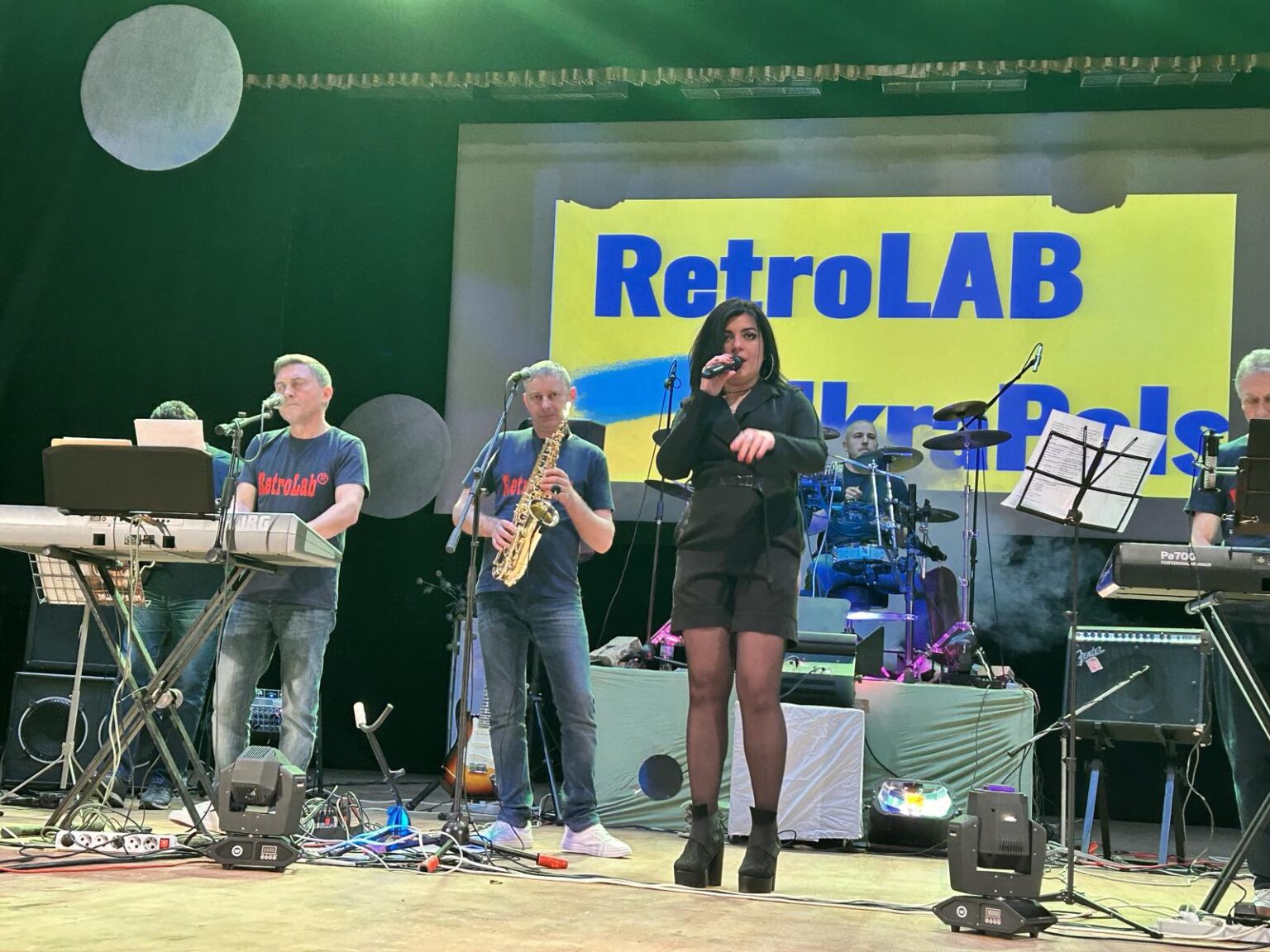 У Калуші на благодійному концерті живої музики зібрали майже 15 тис. грн на ЗСУ