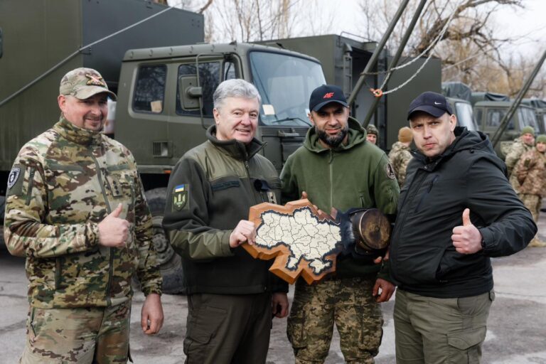 Прикарпатські волонтери подарували Петру Порошенку мапу України з проєкту "загартована війною"