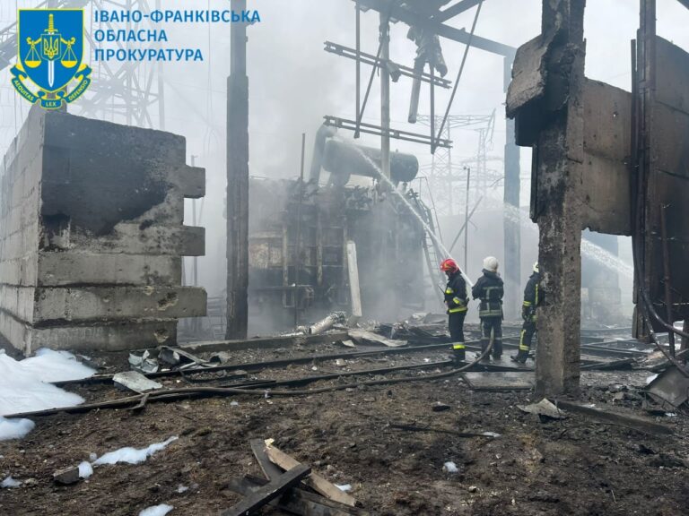 В мережі показали перші фото наслідків влучання в об'єкт критичної інфраструктури в Бурштині