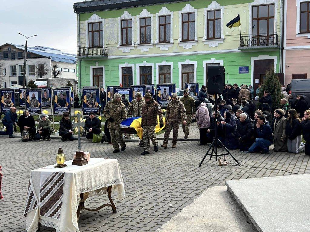 Сьогодні Отинійська громада проведе в останню путь полеглого героя Віктора Яковишака