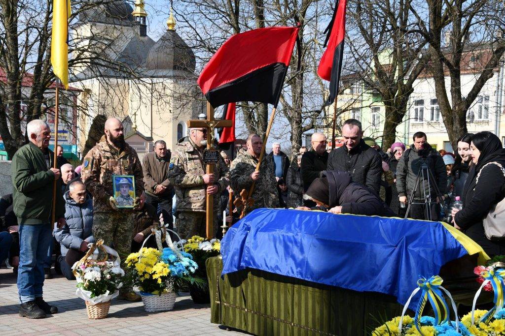 Сьогодні в Рогатинській громаді прощаються із полеглим героєм Русланом Содомою