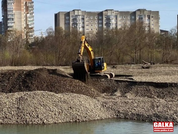 В Івано-Франківську розпочали відновлювати пішохідний міст на "Пасічну"