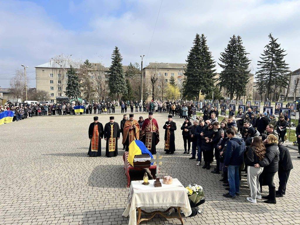 Сьогодні Отинійська громада проведе в останню путь полеглого героя Віктора Яковишака