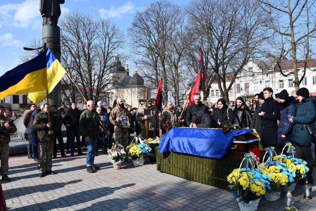 Сьогодні в Рогатинській громаді прощаються із полеглим героєм Русланом Содомою