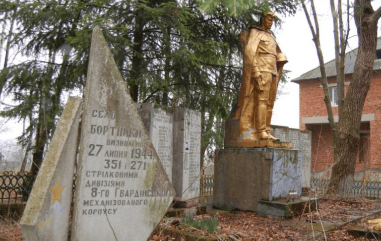 У селі на Прикарпатті замість радянського пам'ятника встановлять козацький хрест