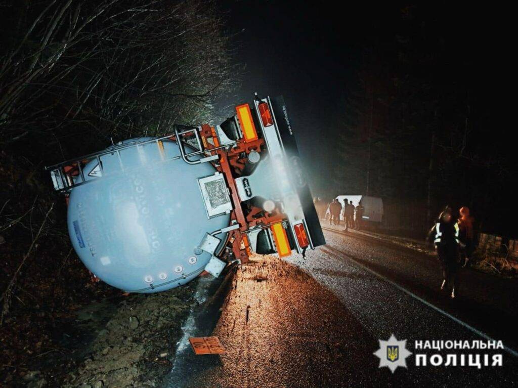 На Прикарпатті перекинулась вантажівка, водій загинув. ФОТО