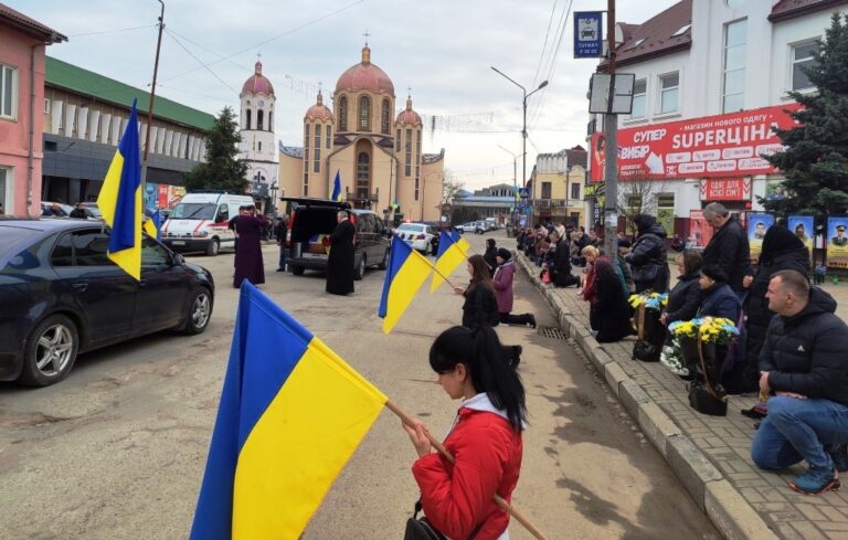 На Франківщину прибув скорботний кортеж із тілом полеглого захисника Івана Антошківа