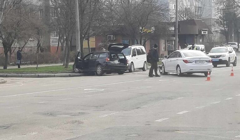 Ранкова ДТП на Івана Павла ІІ: на місці працює поліція і швидка допомога