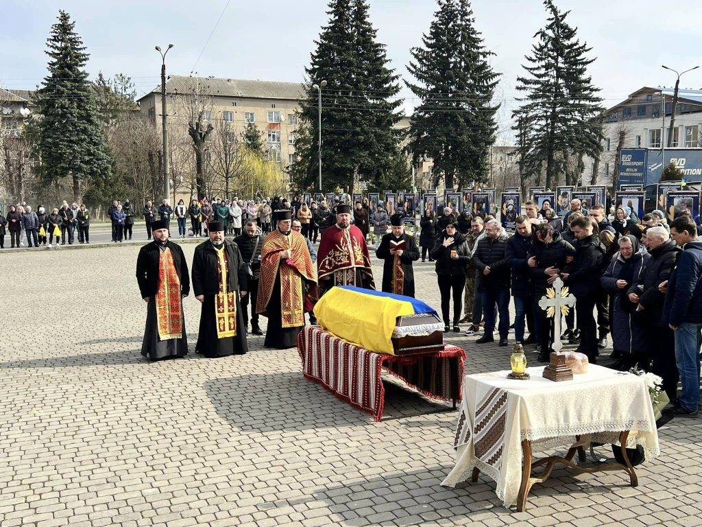 Сьогодні Отинійська громада проведе в останню путь полеглого героя Віктора Яковишака