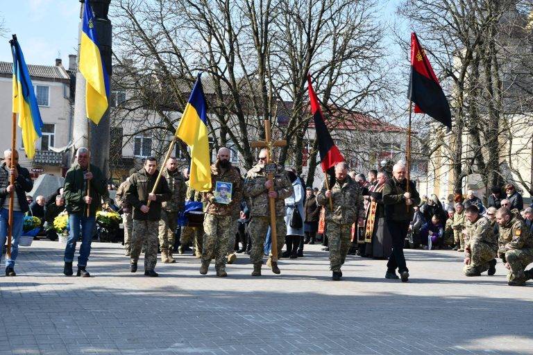 Сьогодні в Рогатинській громаді прощаються із полеглим героєм Русланом Содомою