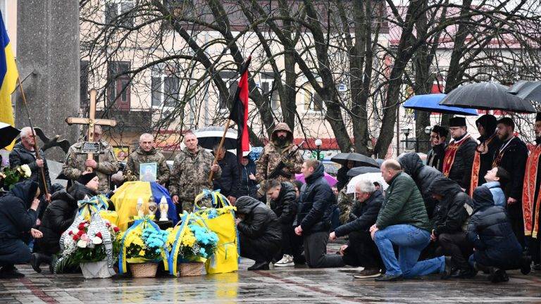 В Рогатині на колінах зустріли полеглого Героя Василя Фенина ФОТО