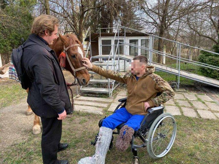 У Франківську коні допомагають військовим прискорити одужання після поранень