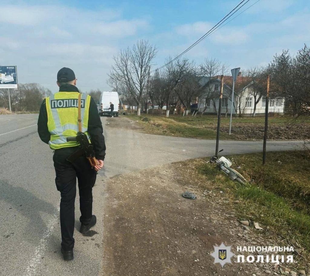 На Прикарпатті водійка мікроавтобуса збила велосипедиста. ФОТО