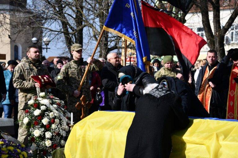 В Рогатині провели в останню путь загиблого воїна Віктора Архитка. ФОТО