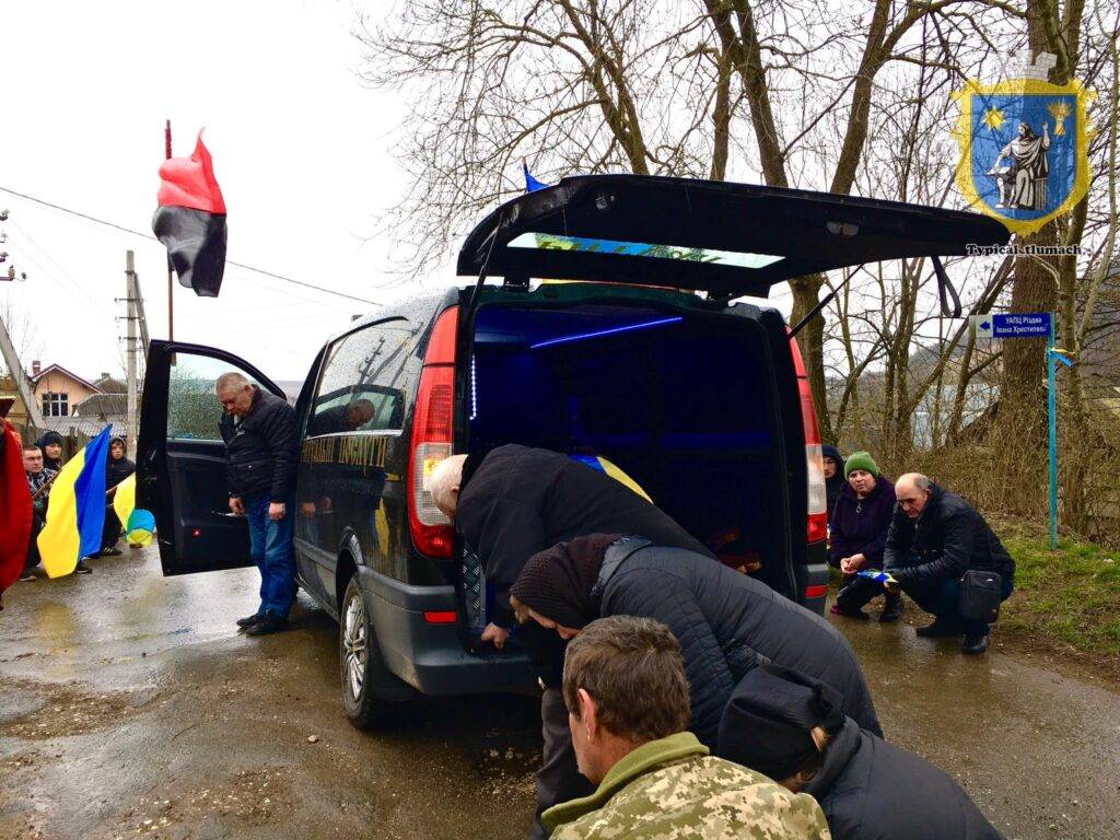 Тлумацька громада зустріла "на щиті" захисника Ярослава Глушка