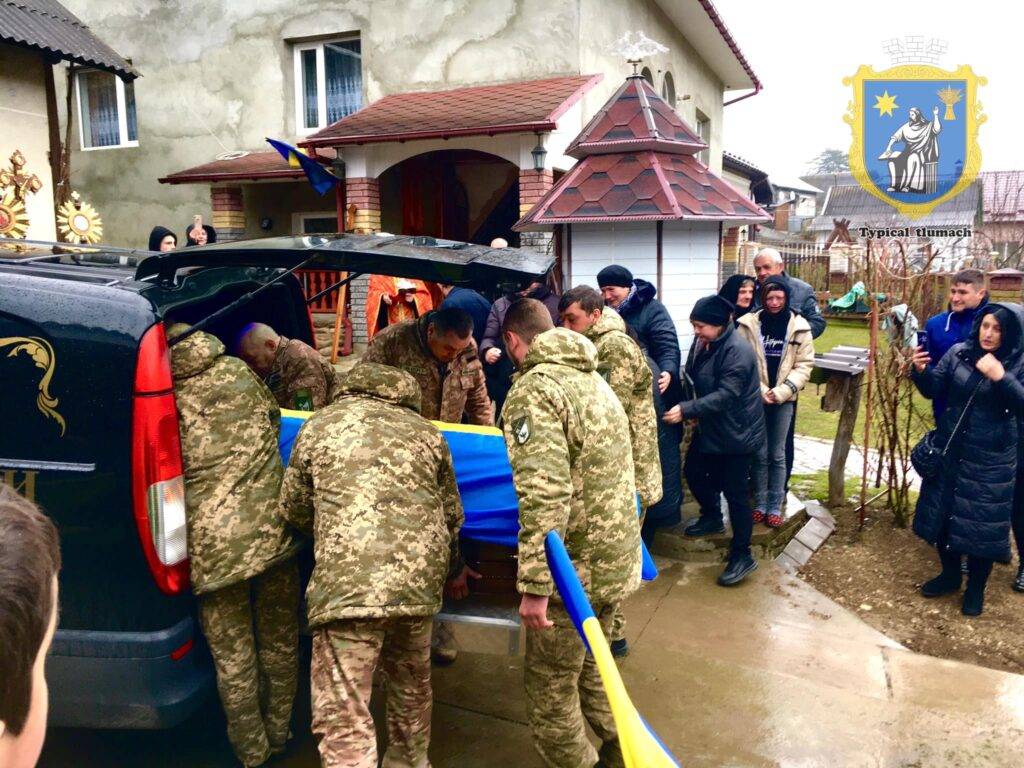 Тлумацька громада зустріла "на щиті" захисника Ярослава Глушка