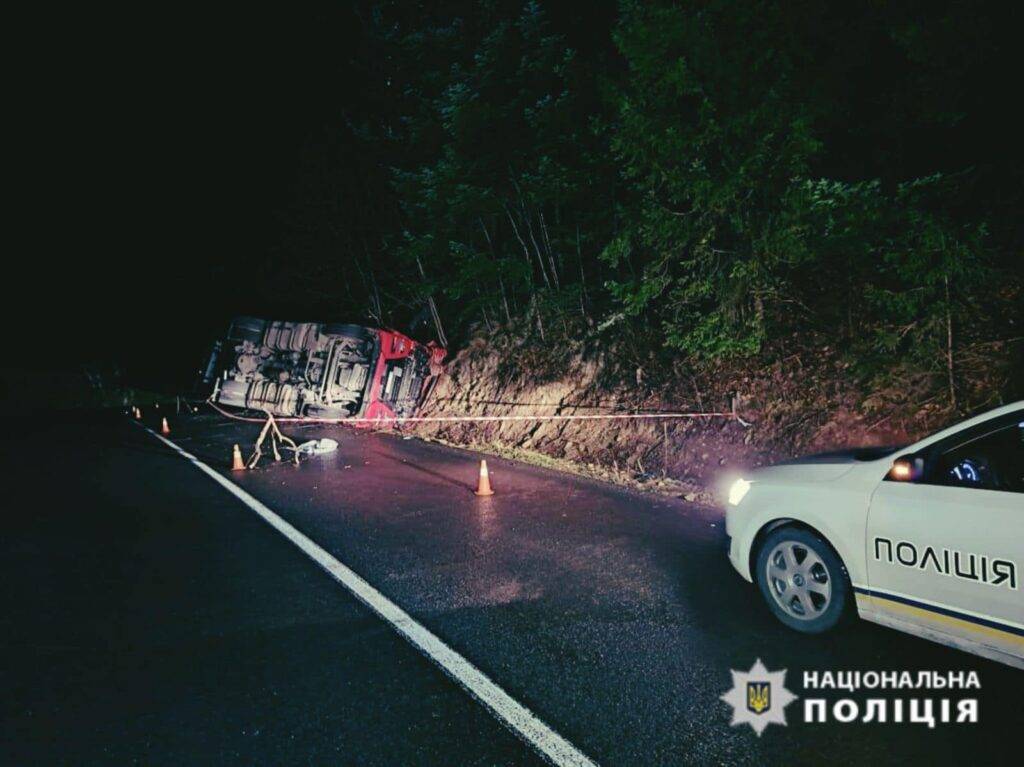 На Прикарпатті перекинулась вантажівка, водій загинув. ФОТО