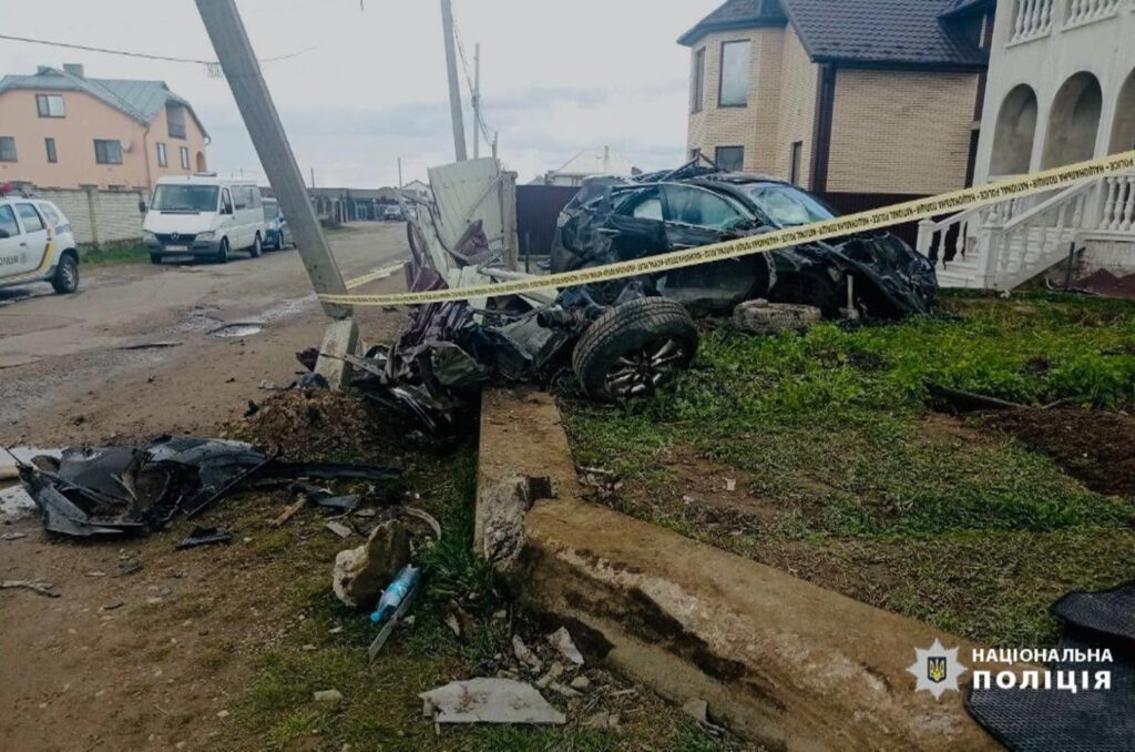 На Прикарпатті 16-річний хлопець взяв без дозволу авто та вчинив ДТП, є постраждалі. ФОТО