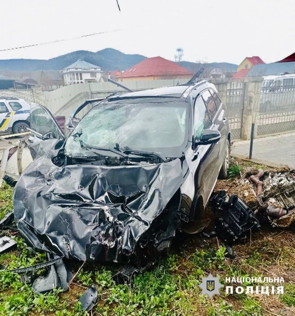 На Прикарпатті 16-річний хлопець взяв без дозволу авто та вчинив ДТП, є постраждалі. ФОТО