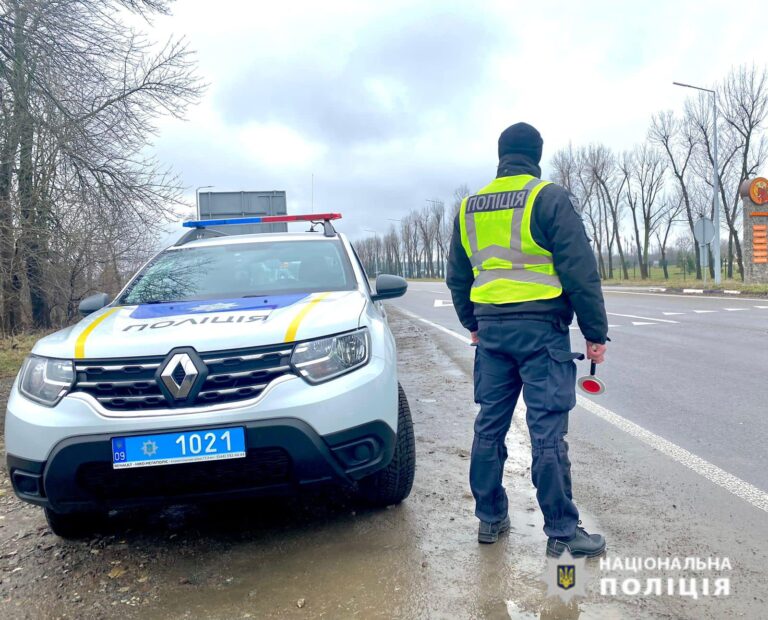 На дорогах Прикарпаття збільшилась кількість нарядів поліції