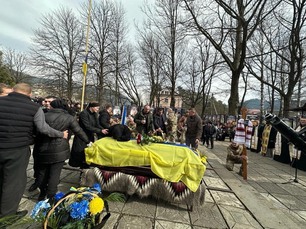 Верховинщина попрощалася із вірним сином України - захисником Андрієм Зеленчуком