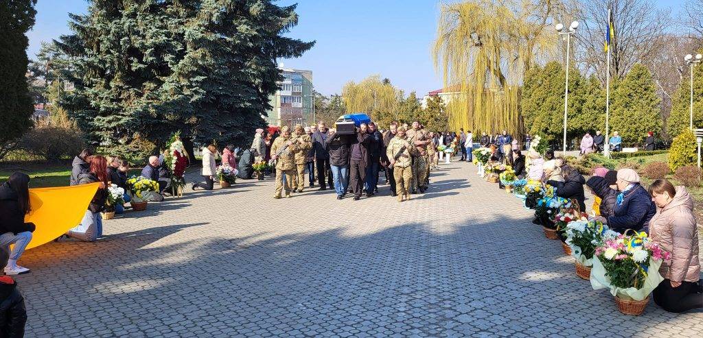 Сьогодні мешканці Бурштина попрощалися із загиблим Героєм Андрієм Білоусом