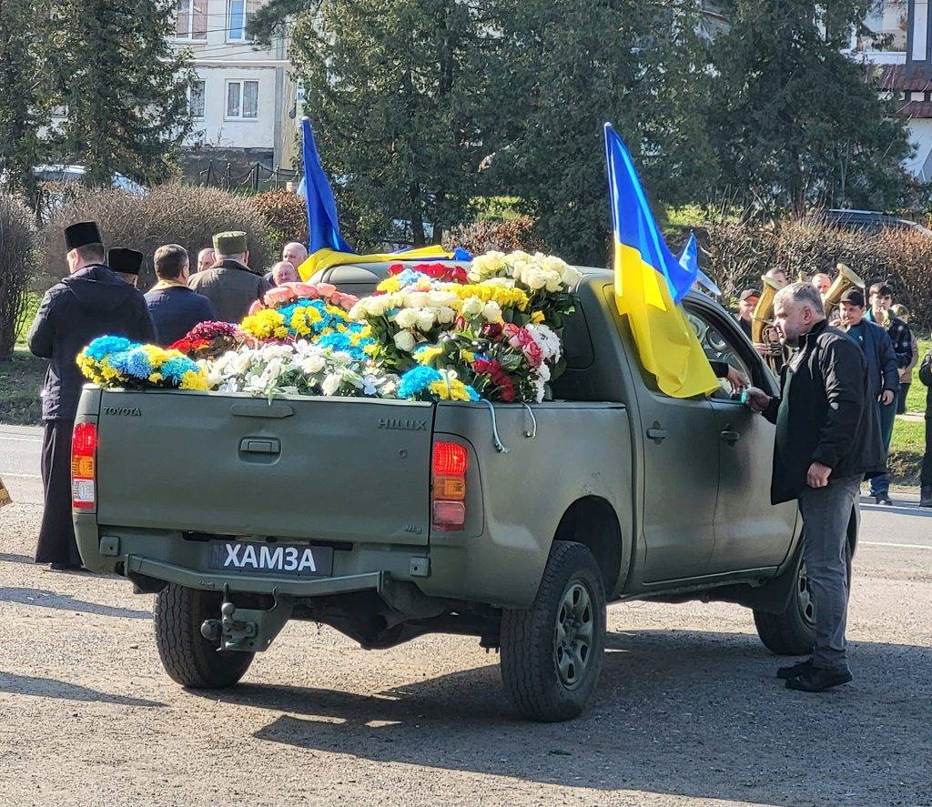 Сьогодні мешканці Бурштина попрощалися із загиблим Героєм Андрієм Білоусом