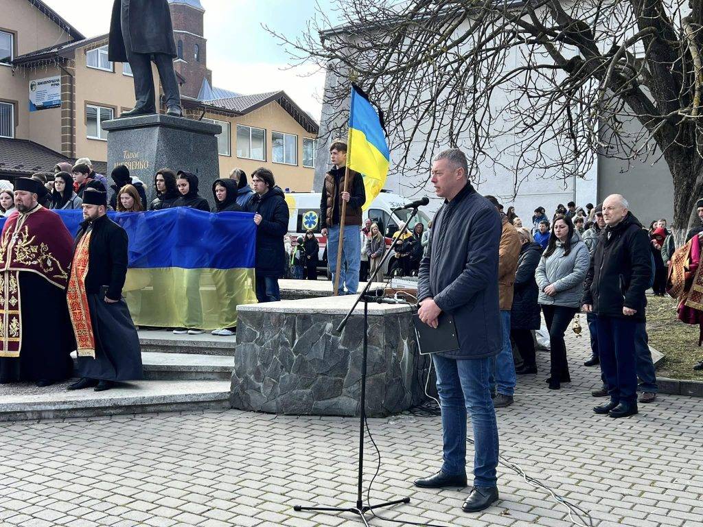 На Прикарпатті з почестями зустрічали жалобний кортеж із тілом Віктора Яковишака