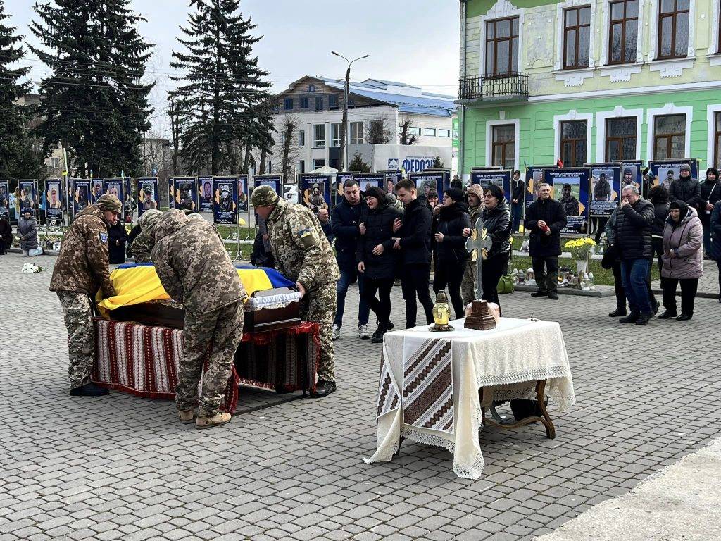 На Прикарпатті з почестями зустрічали жалобний кортеж із тілом Віктора Яковишака