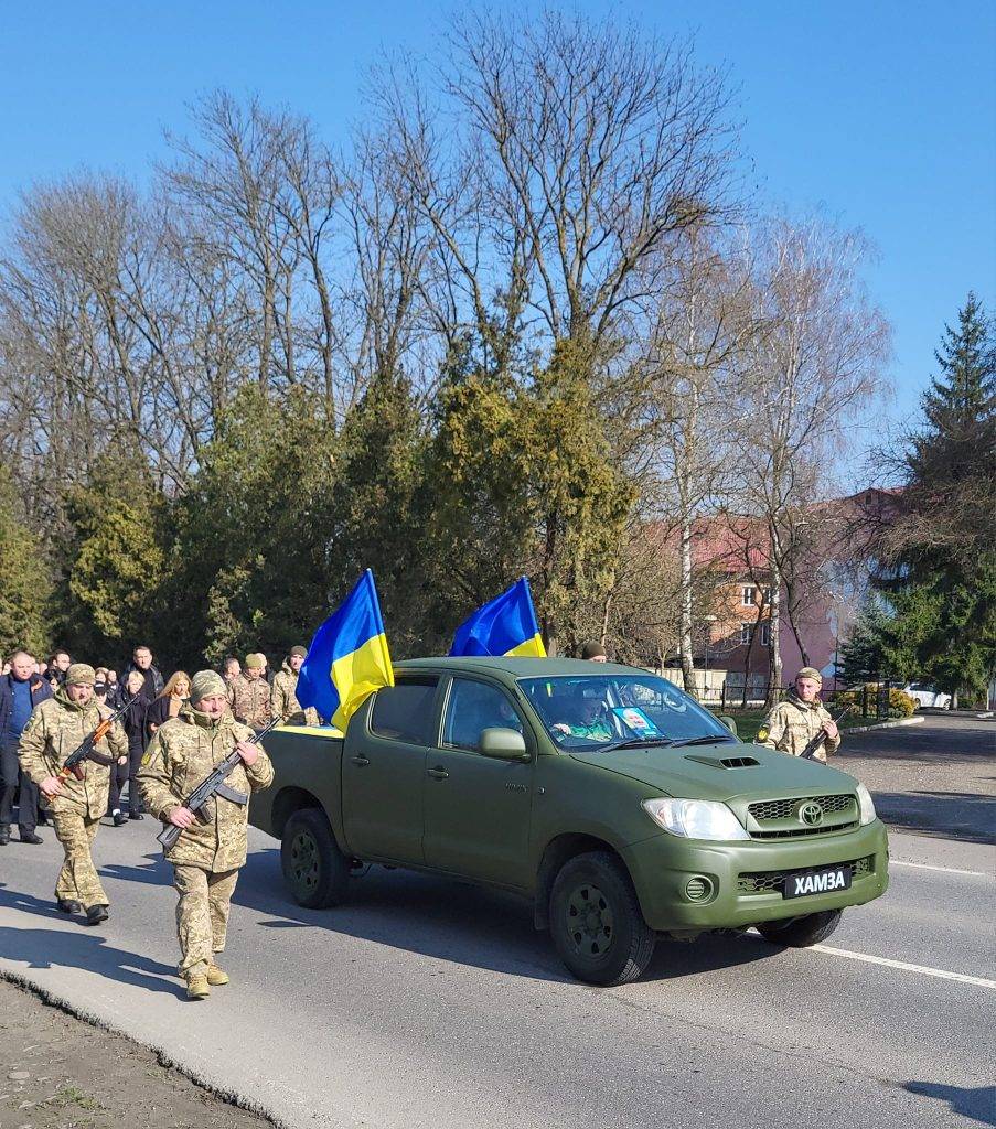 Сьогодні мешканці Бурштина попрощалися із загиблим Героєм Андрієм Білоусом