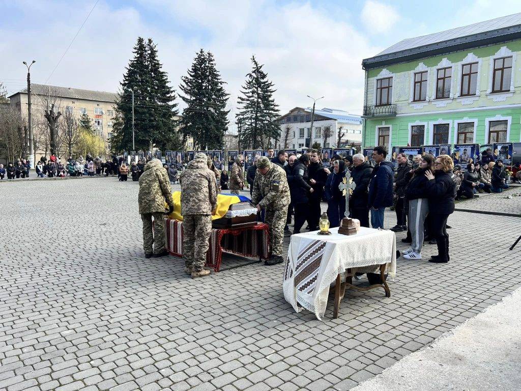 На Прикарпатті з почестями зустрічали жалобний кортеж із тілом Віктора Яковишака