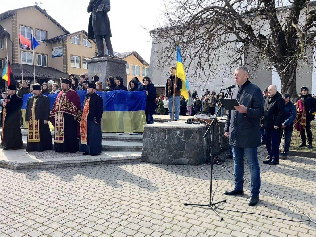 На Прикарпатті з почестями зустрічали жалобний кортеж із тілом Віктора Яковишака