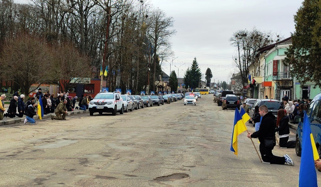 На Тлумаччині зустріли скорботний кортеж із загиблим захисником Дмитром Морозовим