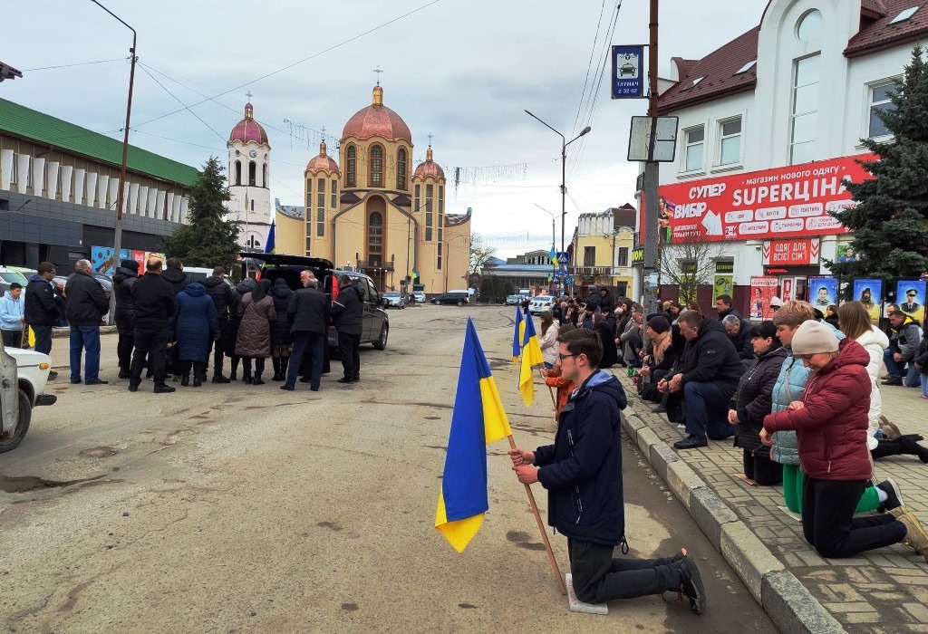 На Тлумаччині зустріли скорботний кортеж із загиблим захисником Дмитром Морозовим