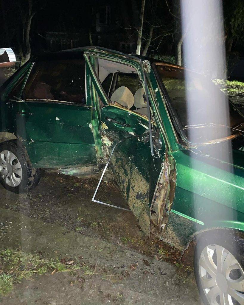 На Коломийщині водій Volkswagen протаранив огорожу і втік. ФОТО