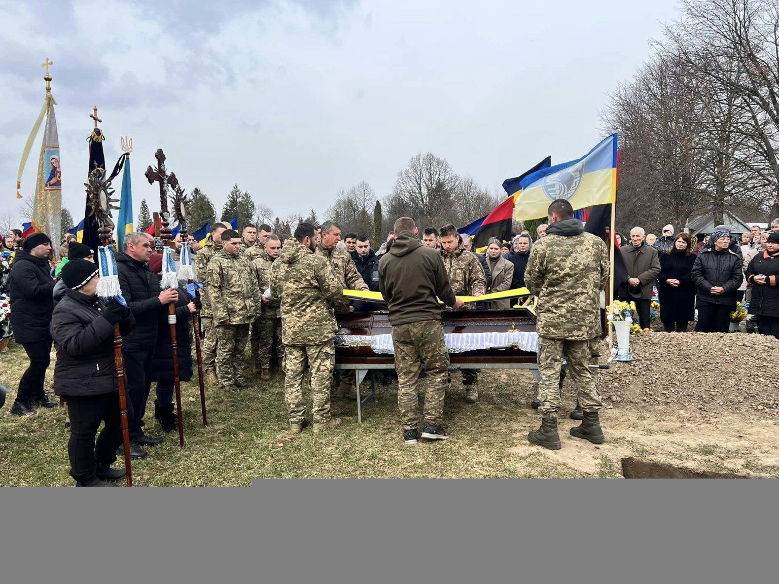 Отинійська громада провела в останню путь полеглого бійця Віктора Яковишака