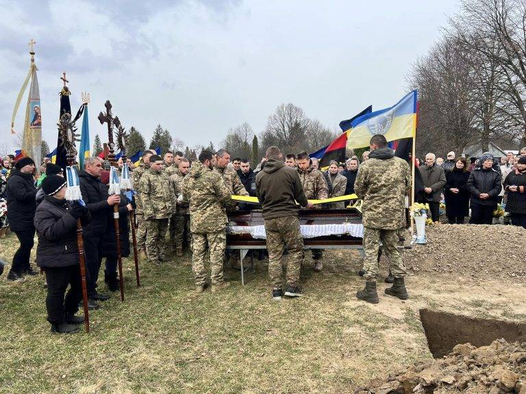 Отинійська громада провела в останню путь полеглого бійця Віктора Яковишака