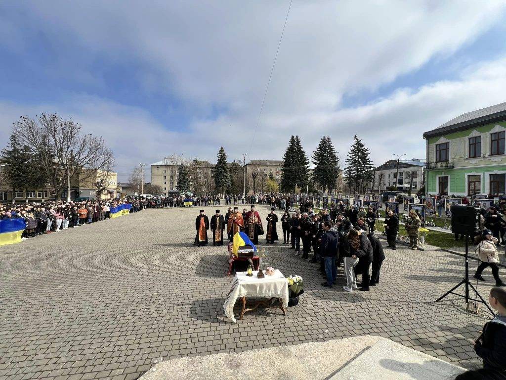 На Прикарпатті з почестями зустрічали жалобний кортеж із тілом Віктора Яковишака