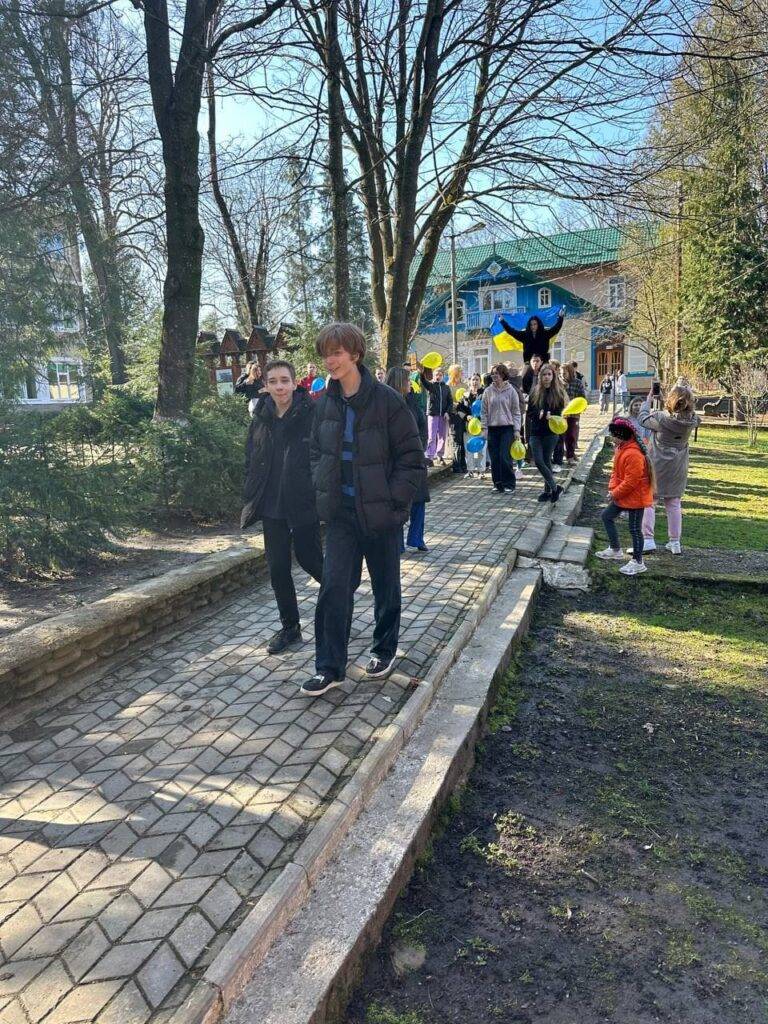 На відпочинок до Карпат приїхали діти із прифронтових областей України