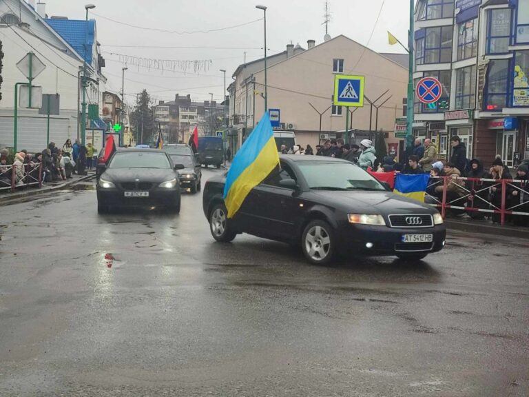 У Надвірній живим коридором пам’яті зустріли двох полеглих на війні Героїв